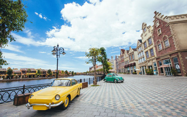 Private car from Da Nang to Vinpearl Land Vinpearl Land - Entertainment Heaven